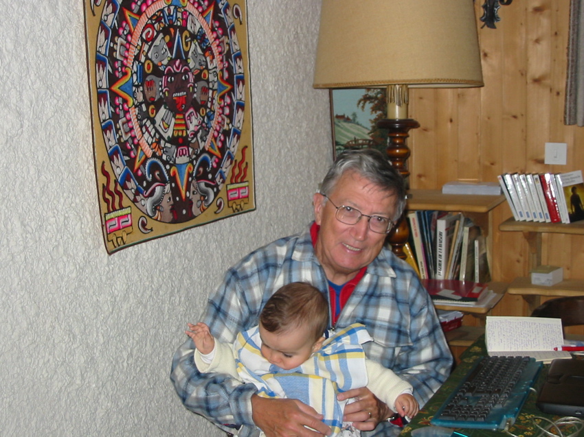 Daniel joue au grand père.