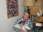 Daniel joue au grand père.
