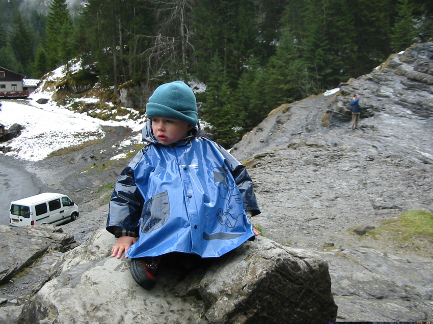 Petit nain devant la cascade