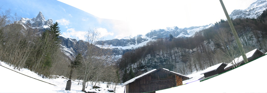 050418 Fer à cheval, maisons tout au fond.