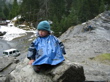 Petit nain devant la cascade