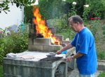 Nono devant son barbecue