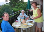 Repas sur la terrasse avec Annik.