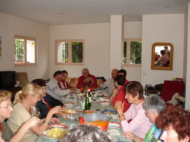 Grande table chez Mado. On aperçoit Zizou à droite.