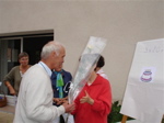 Mado, Dudu remet des fleurs à Mickey qui prend sa retraite