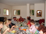 Grande table chez Mado. On aperçoit Zizou à droite.