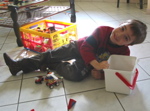 Alexis reprend ses jouets
