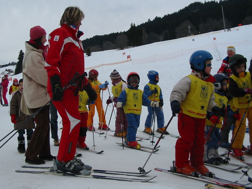 On l'accompagne à l'école du ski