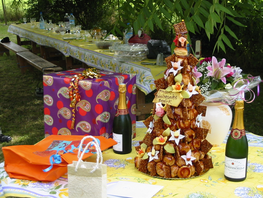 Cadeaux et pièce montée