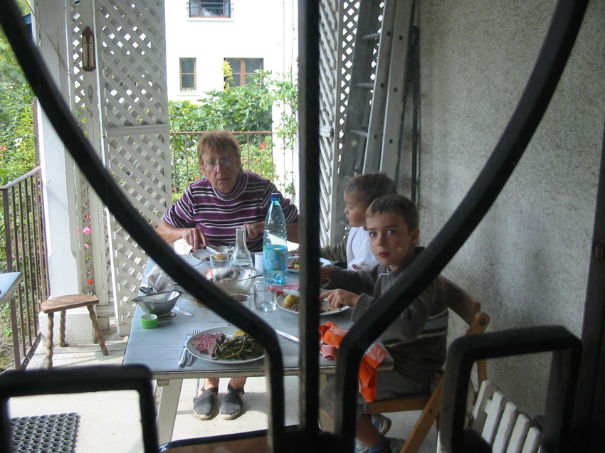 Repas sur la terrasse avec les enfants