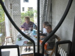 Repas sur la terrasse avec les enfants