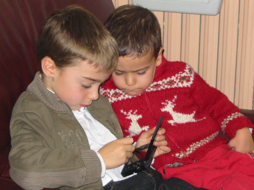 Alexis et Aurélien utilisent la console.