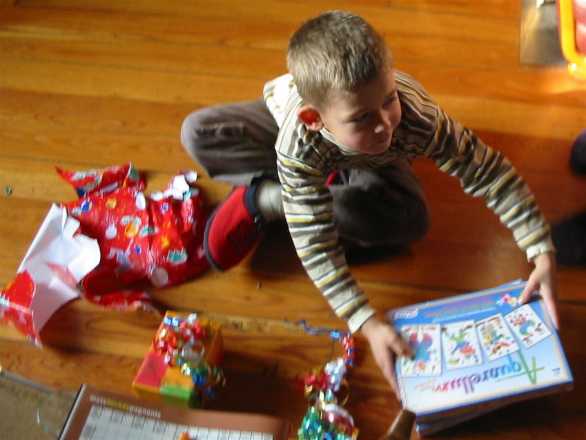 Olivier découvre ses jouets