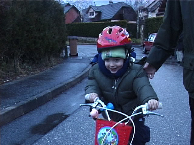 2003-03-02 k Alexis vélo rue_3