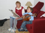 Leçon de guitare.